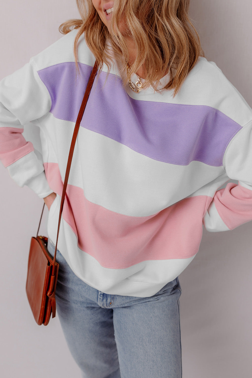 Sudadera beige con cuello redondo y hombros que caen en bloque de color de retazos