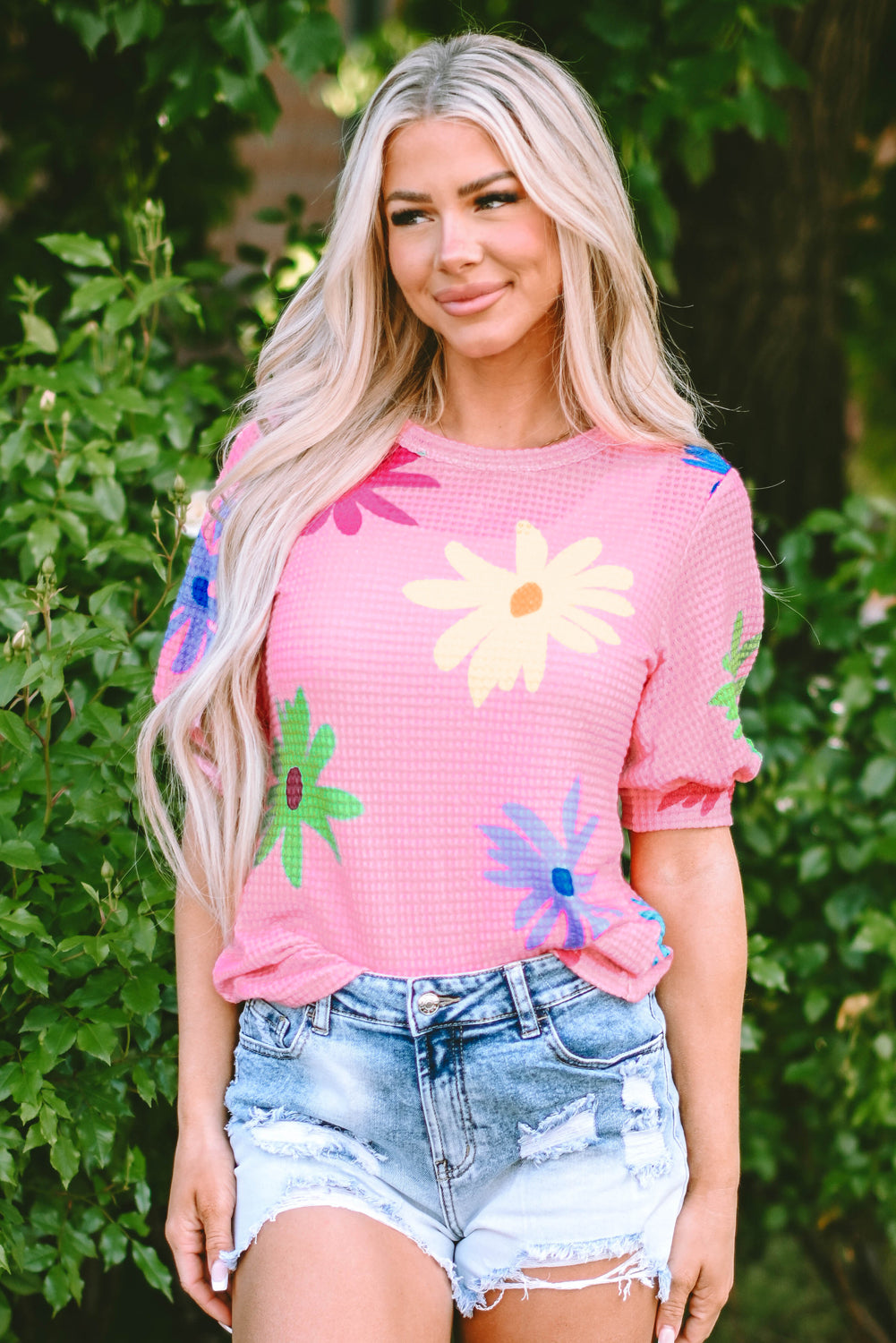 Camiseta con estampados florales rosa hinchado