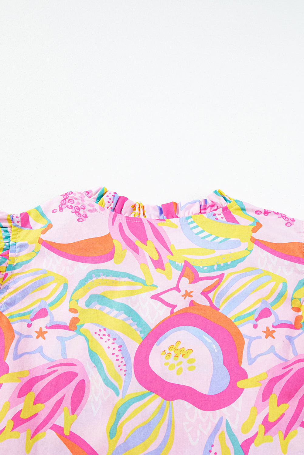 Robe boutonnée à manches flottantes et à volants floraux abstraits rose