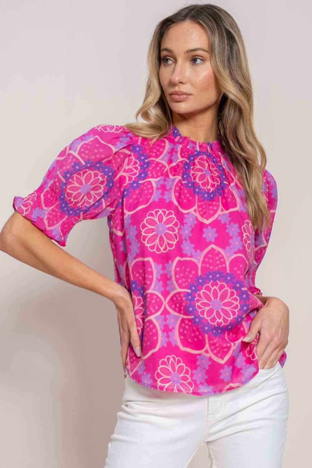 Blouse smockée à manches bouffantes et col volanté à imprimé floral rose-A WOMAN WE LOVE