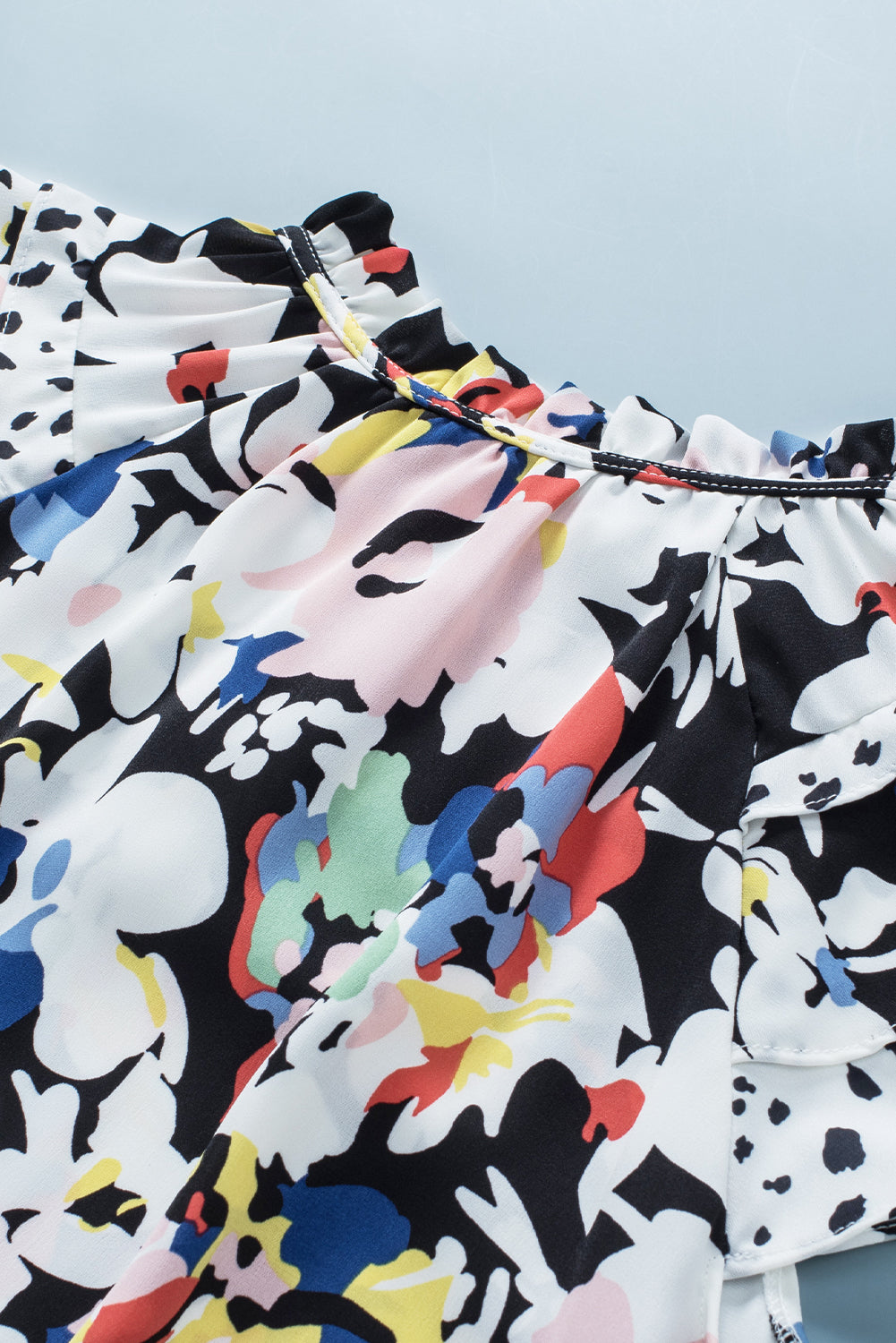 Blouse noire à volants et manches flottantes à fleurs nouée à col en V-A WOMAN WE LOVE
