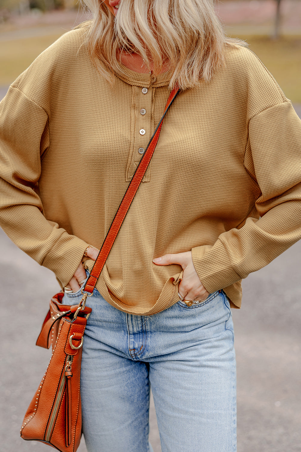 Haut oversize camel en tricot texturé à demi-boutons et épaules tombantes