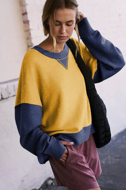 Yellow sweatshirt with dropped shoulders and sleeves with thumb hole