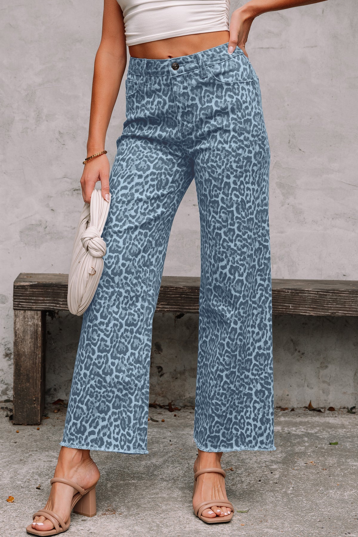 Jean taille haute à jambe large et bord effiloché léopard bleu ciel