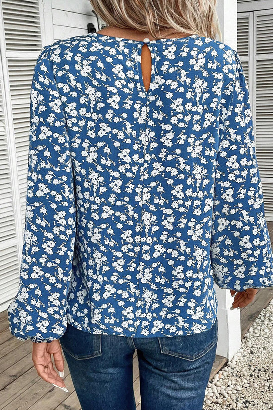 Blusa azul con pequeñas flores y mangas de linterna