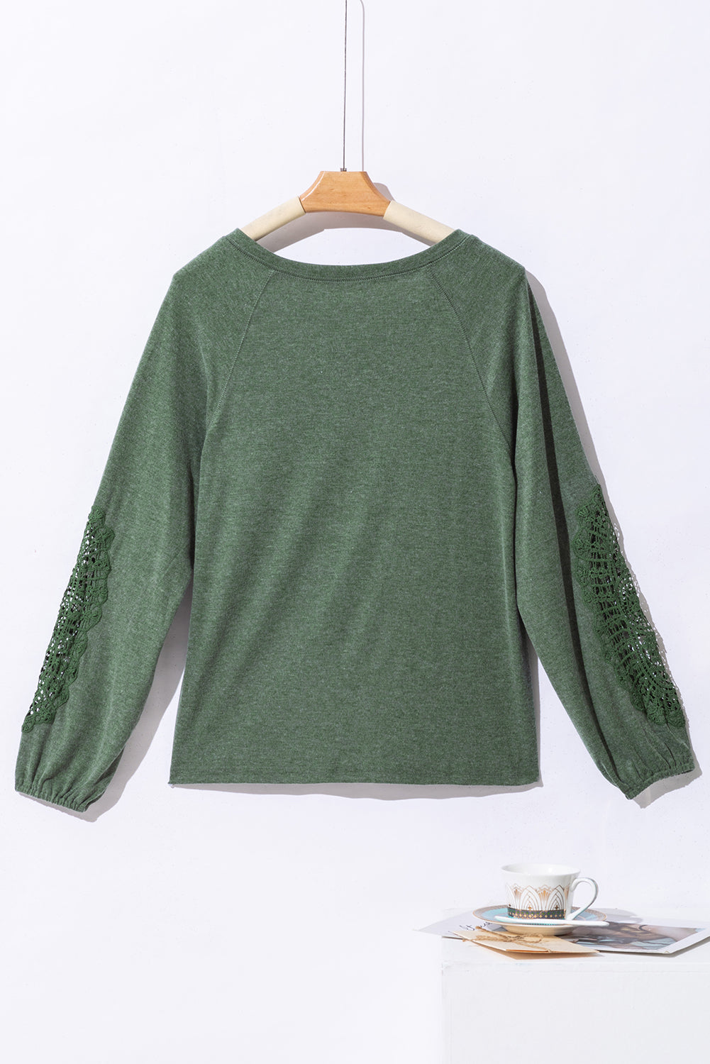 Haut vert à manches raglan et patch en dentelle au crochet