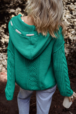 Hooded sweater with contrasting tightening cord in twisted green water knitting