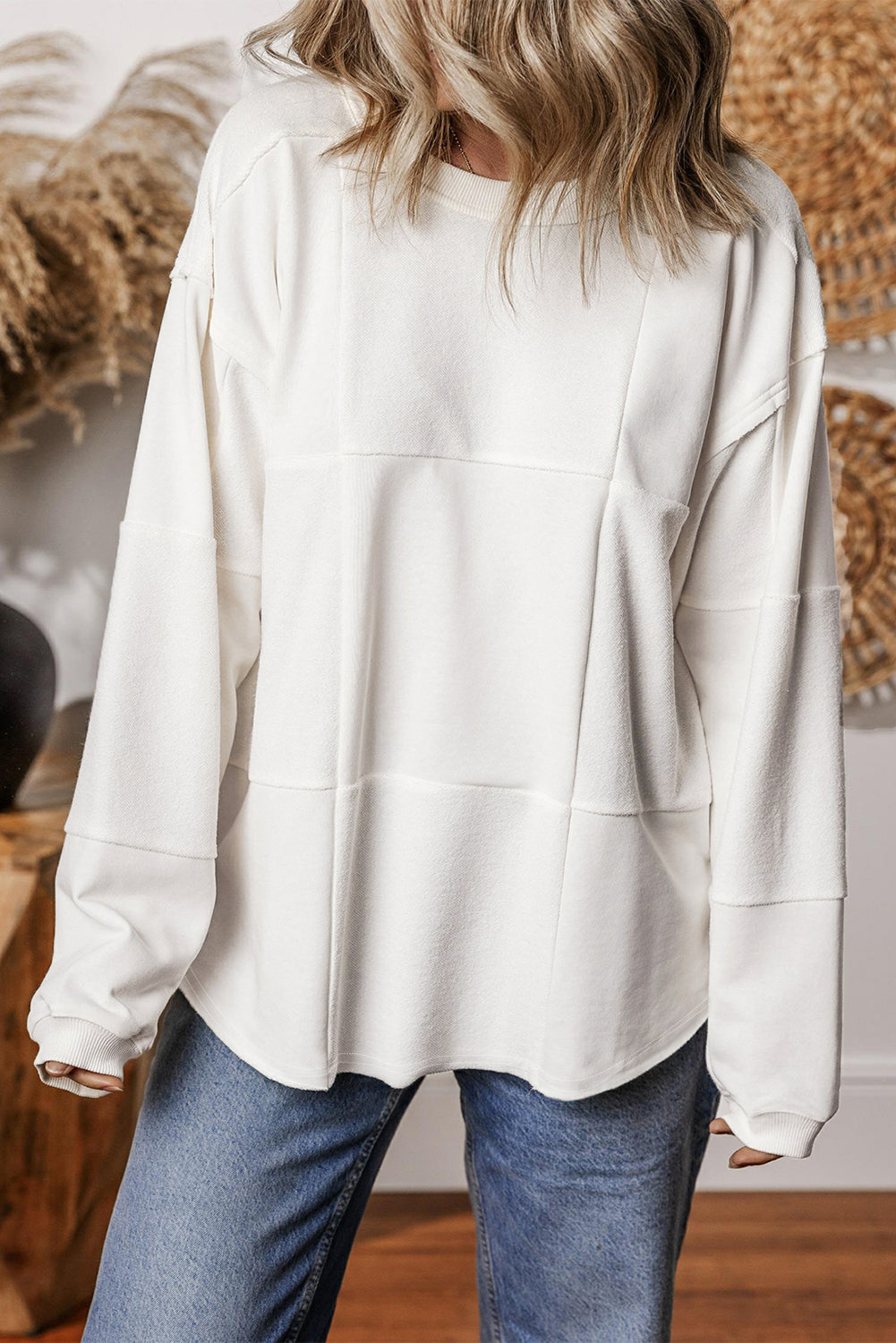 Sudadera holgada blanca con hombro caído y mosaicos lisos