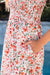 Vestido blanco largo con volantes y brotado con flores de estilo bohemio