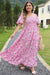 Vestido rosa con mangas hinchadas y estampado floral grande