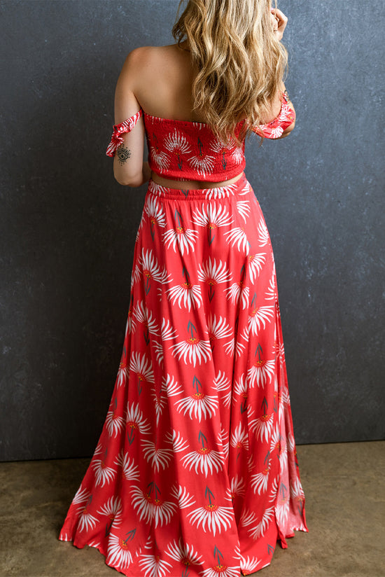 High short -frowned short with bare shoulders and long split spray skirt with red flower