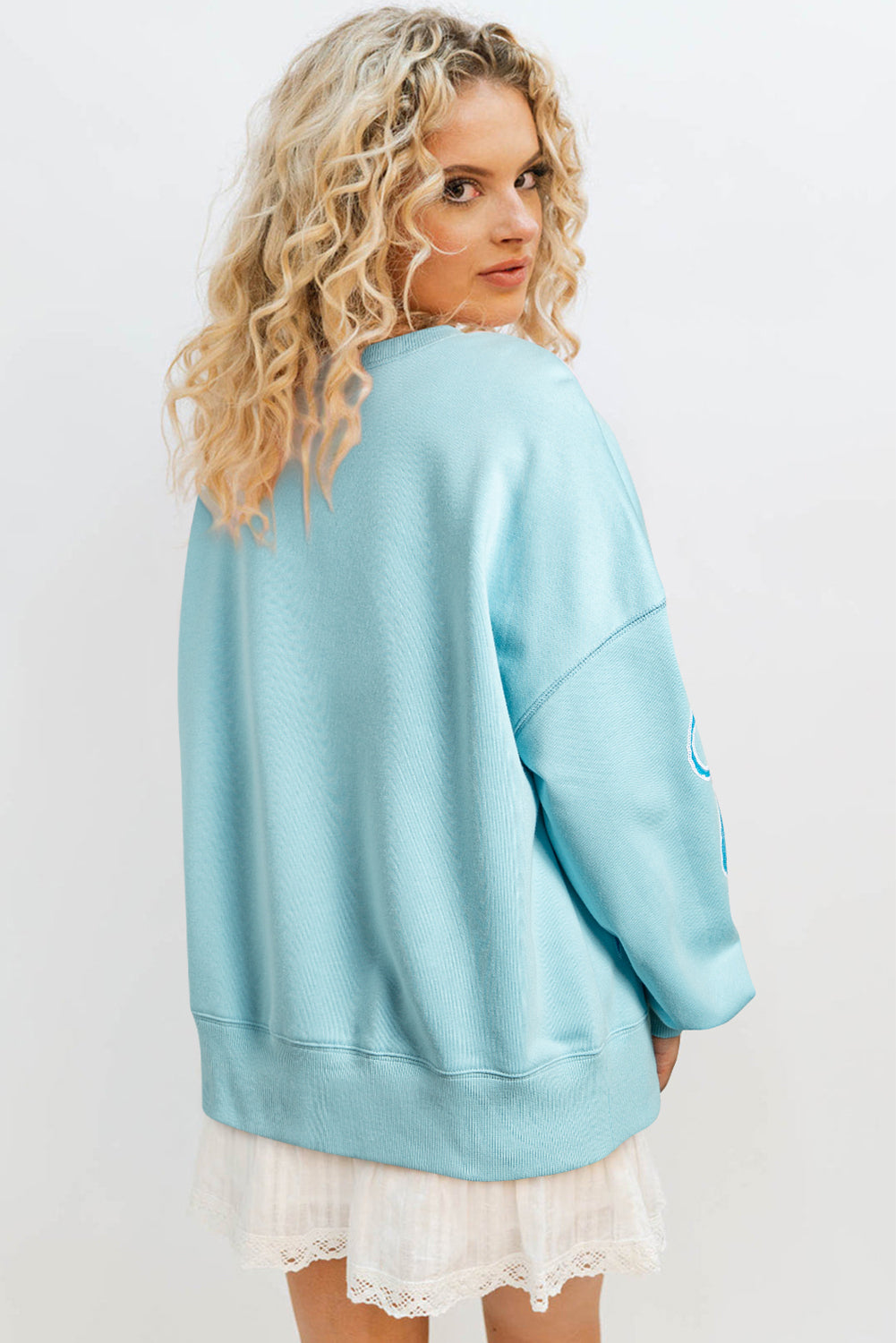 Over-dimensional sequined sweatshirt and butterfly knot with drooping shoulder