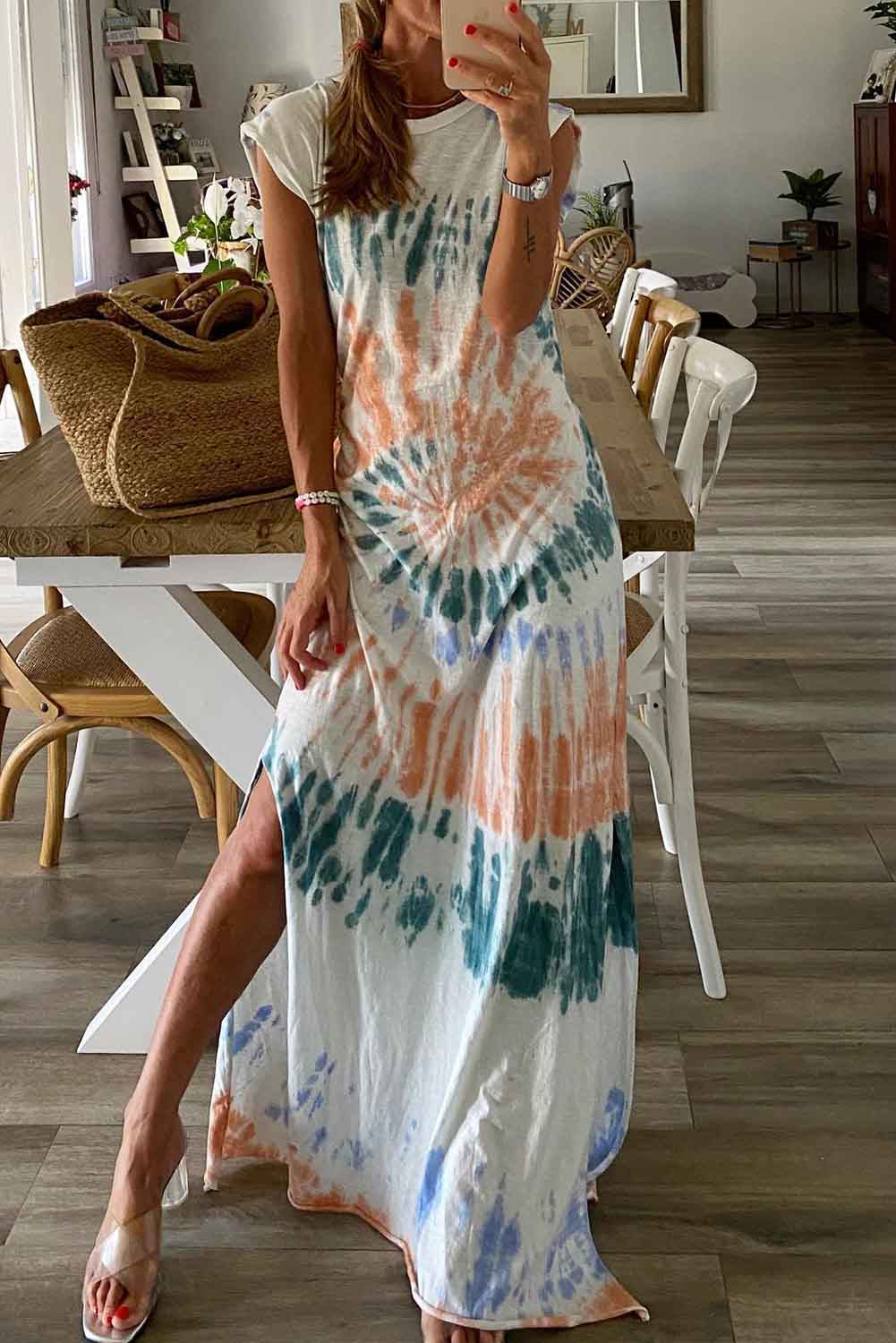 Robe longue fendue blanche à manches courtes et tie-dye