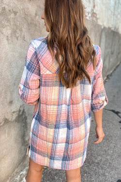 Vestido de camisa rosa con mangas enrolladas y hendidura lateral