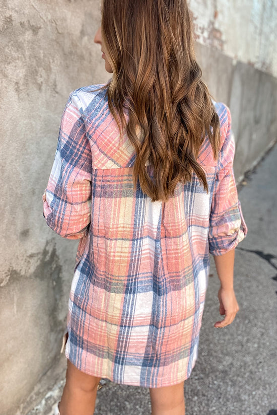 Robe chemise rose à carreaux avec manches retroussées et fente latérale