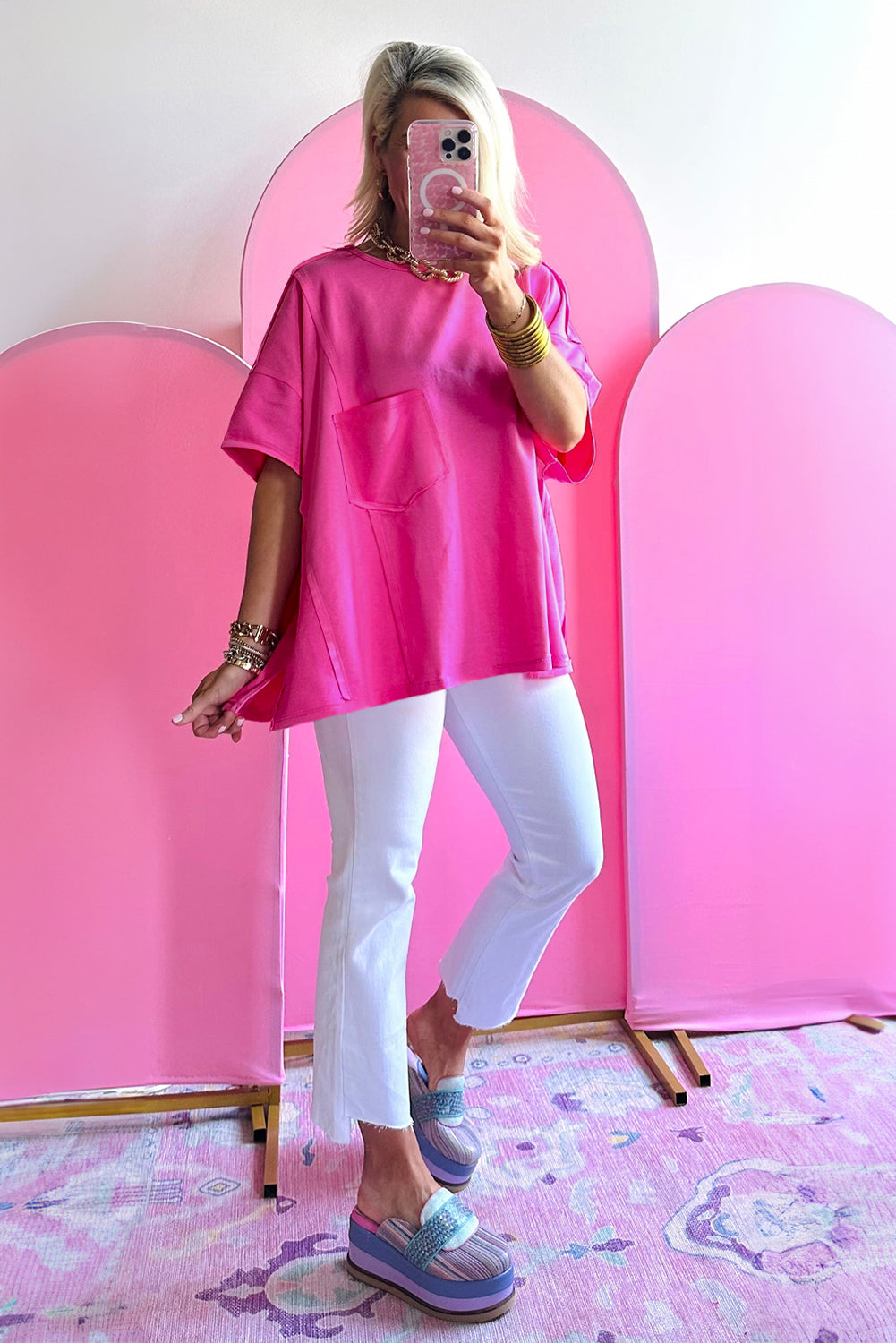 Camiseta de gran tamaño en rosa brillante con bolsillo chapado y costuras aparentes