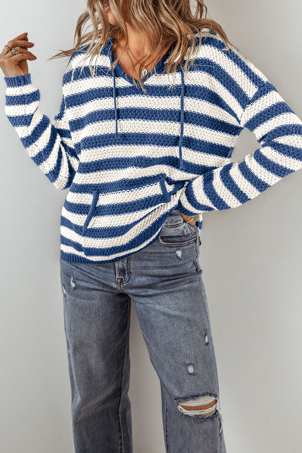 Hooding sweater with tightening cord *