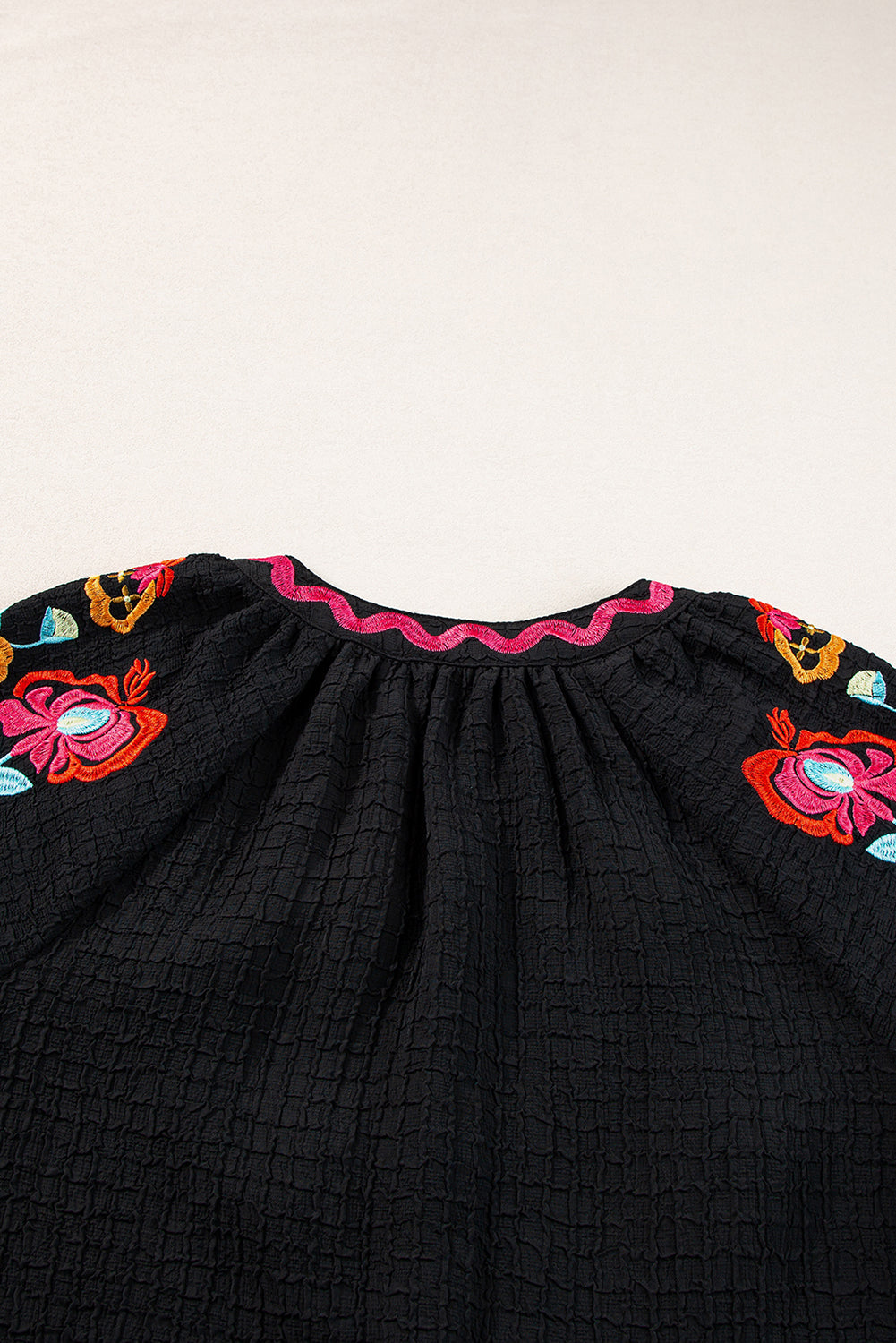 Blusa con manga ricrac bordada bordada floral negro blusa texturizada