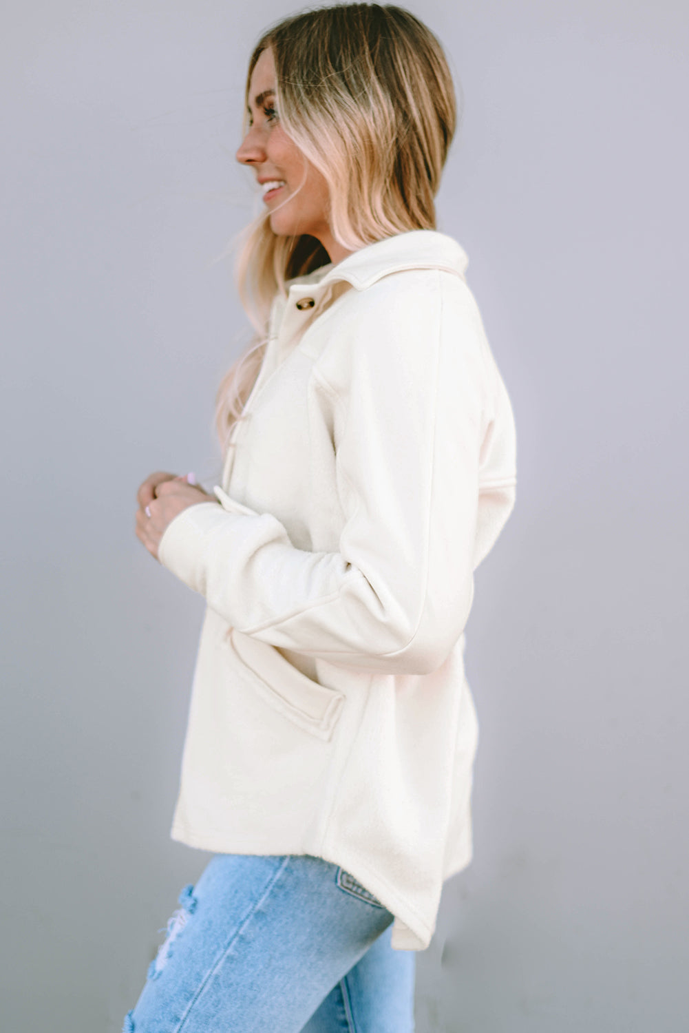 Veste beige boutonnée avec poche et ourlet brut