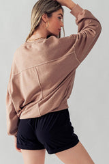Marrón de sudadera con costuras expuestas, manijas de murciélagos y hombros caídos