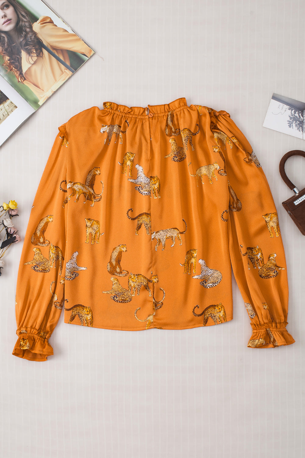 Blouse orange à manches volantées et imprimé guépard