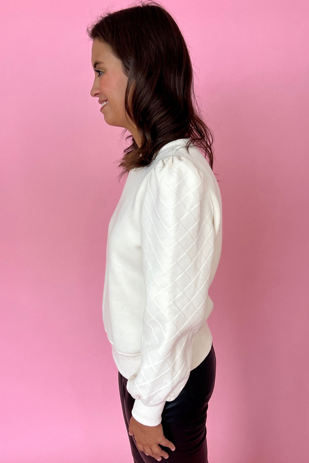 Sudadera blanca unida con mangas hinchadas y cuello redondo