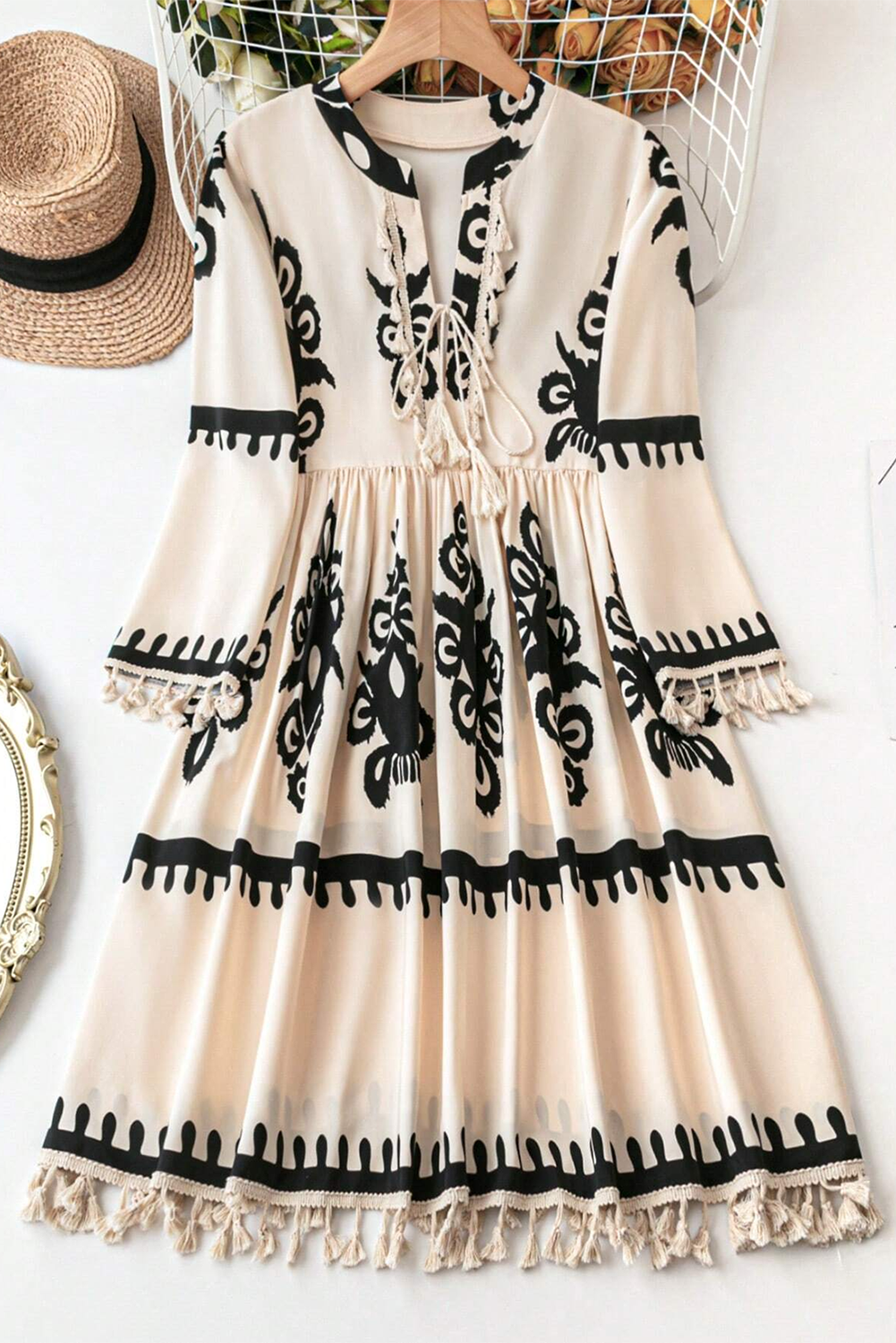 Beige Mini-Warse con pompones con cuello en V y impresos con patrón occidental