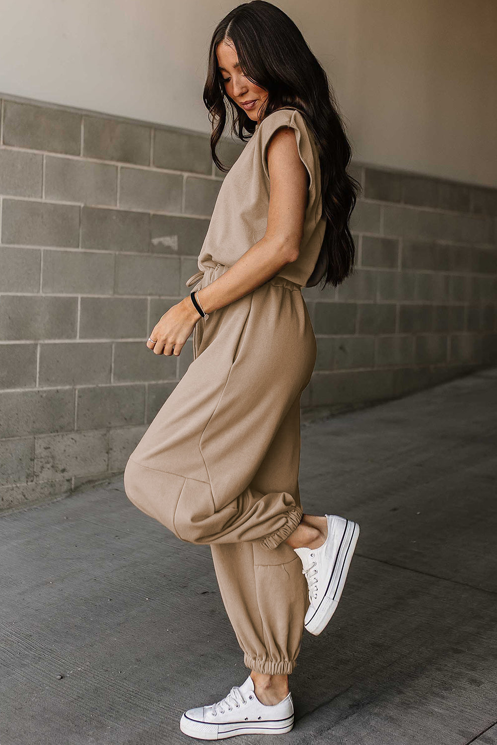 Leichter französischer Beige Cap Sleeve Offener Rückenschnur Jogger Jumpsuit