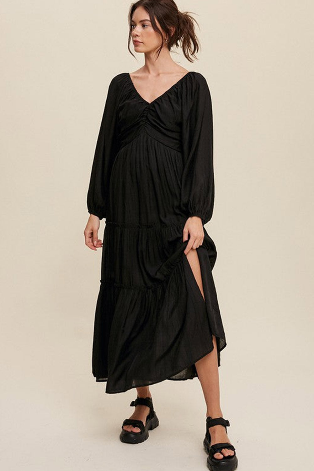 Robe longue noire à volants et découpes avec nœud papillon et col en V