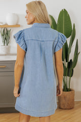 Mini-robe en jean boutonnée à manches *