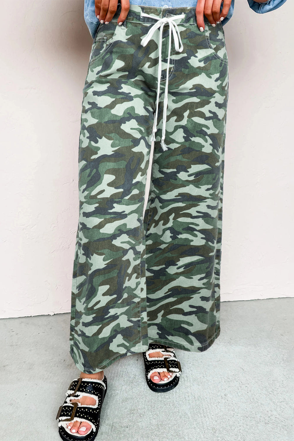 Pantalon en denim vert à imprimé camouflage, jambe large et cordon de serrage