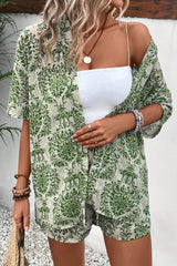 Tenue avec haut ouvert et short vert vintage à imprimé floral