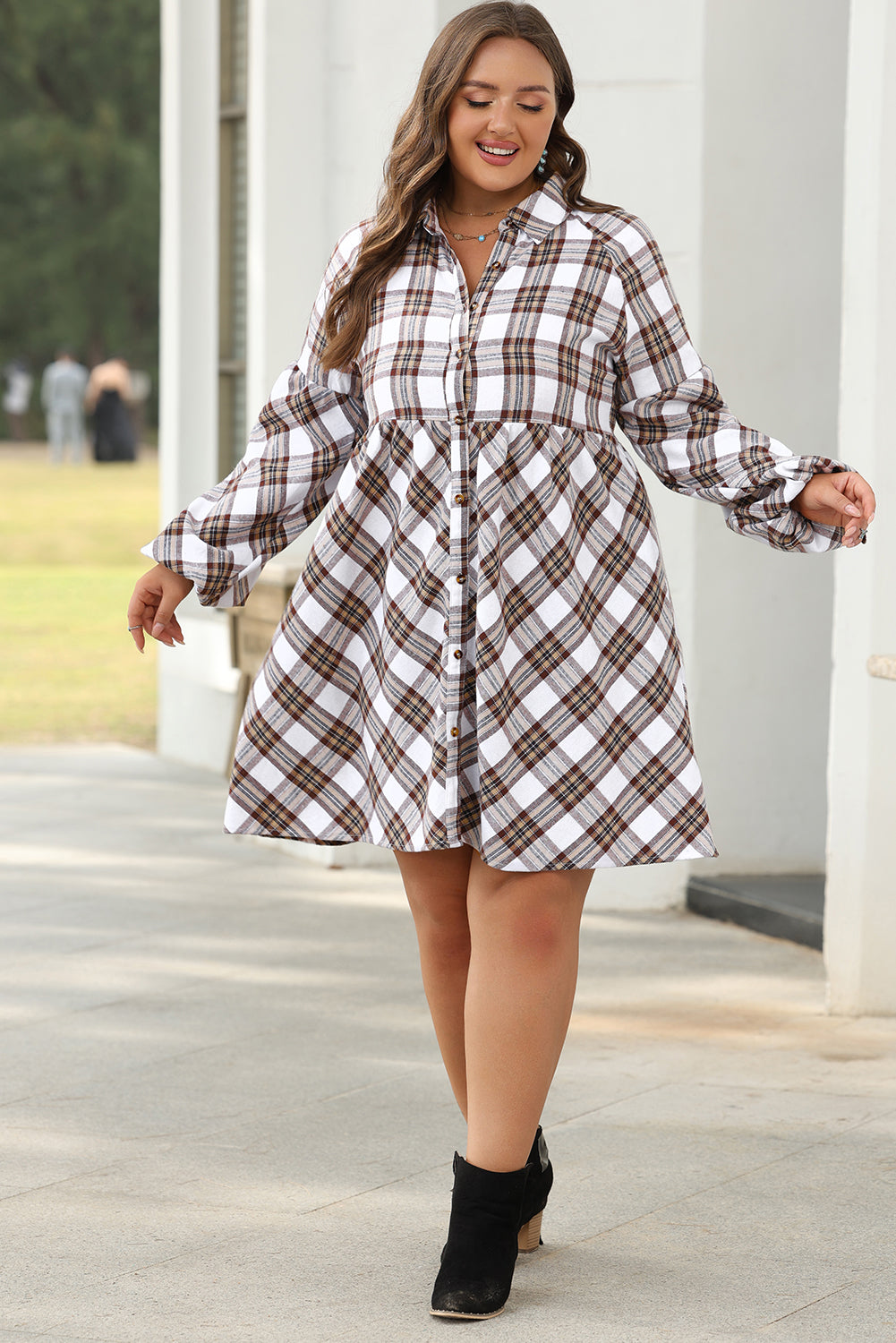 Robe chemise fluide blanche à carreaux et manches bouffantes