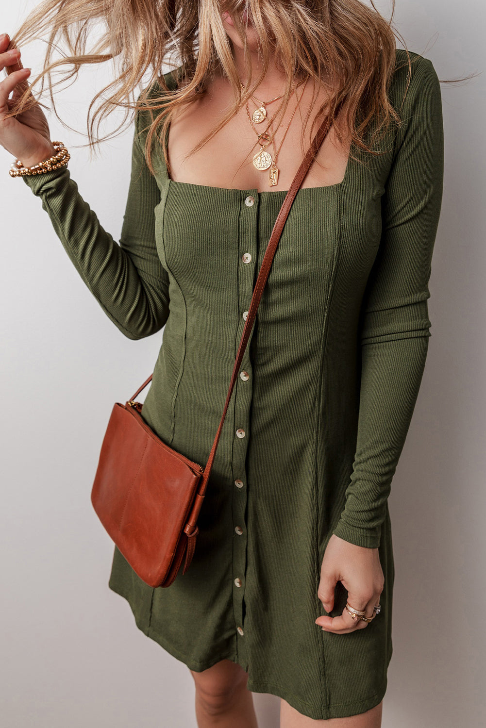 Mini-robe en tricot côtelé vert guacamole, col carré, boutonnée, manches longues