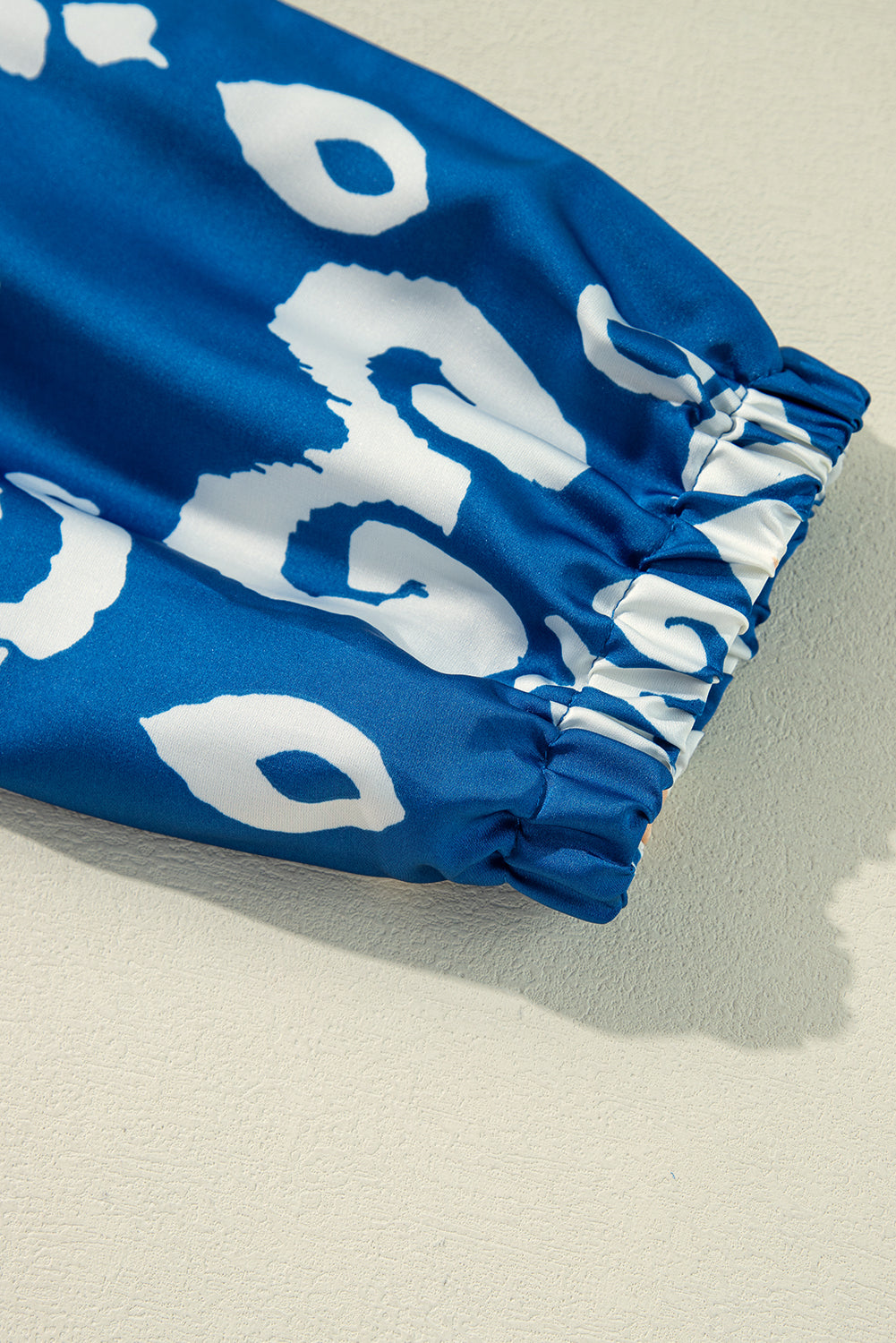 Chemisier coupe fluide à manches 3/4 et imprimé géométrique tribal bleu-A WOMAN WE LOVE