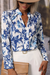 Elegante blusa con cuello con muescas y estampado floral azul floral