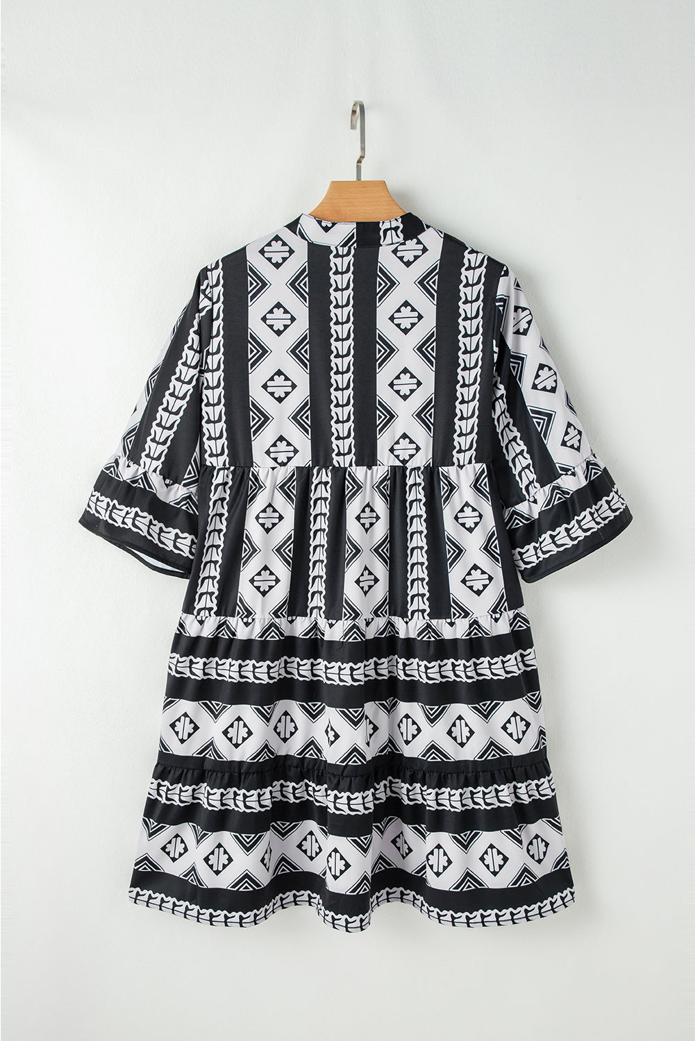 Robe noire à volants et col en V à imprimé géométrique *