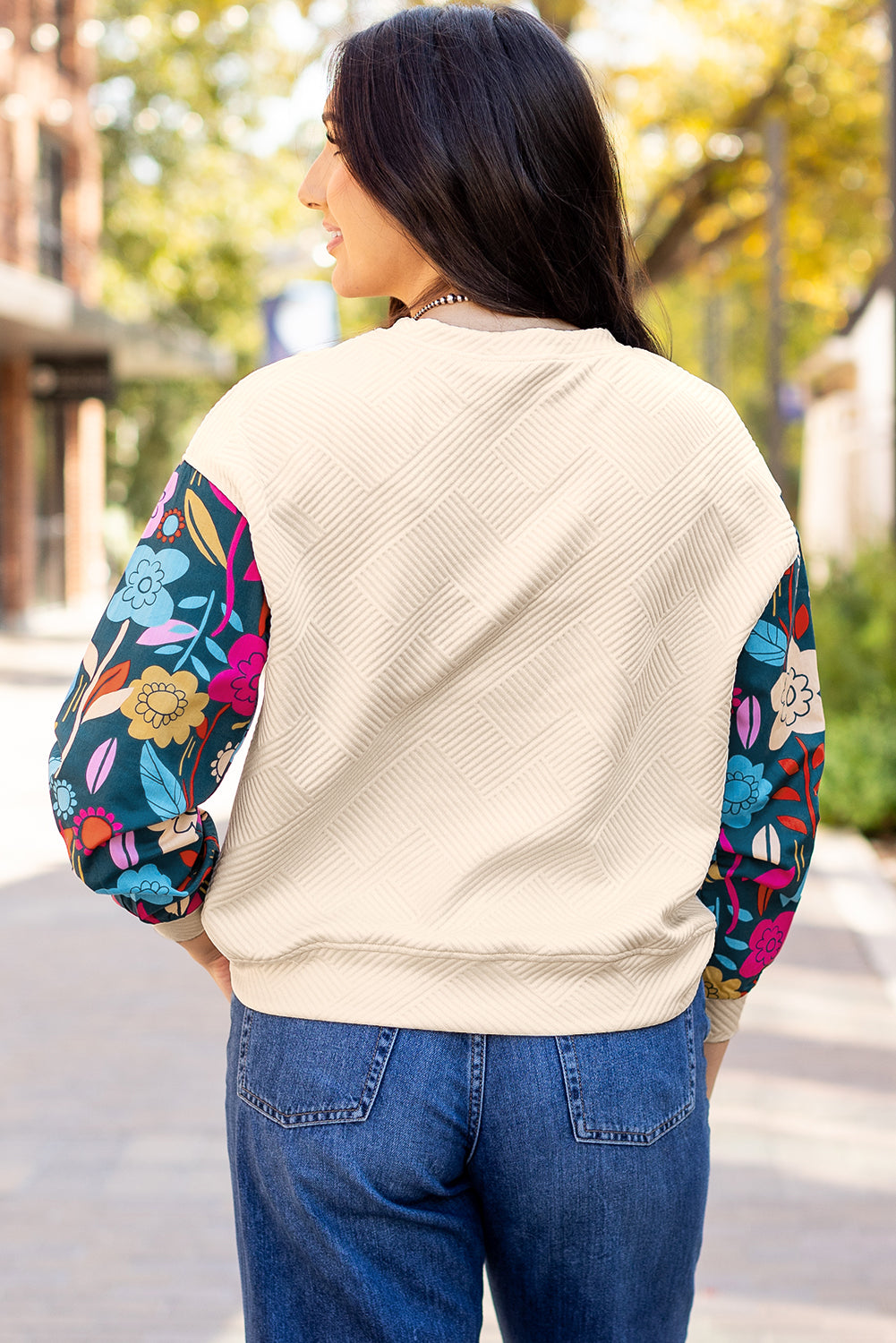 Haut en tricot texturé blanc à épaules tombantes et manches florales contrastées