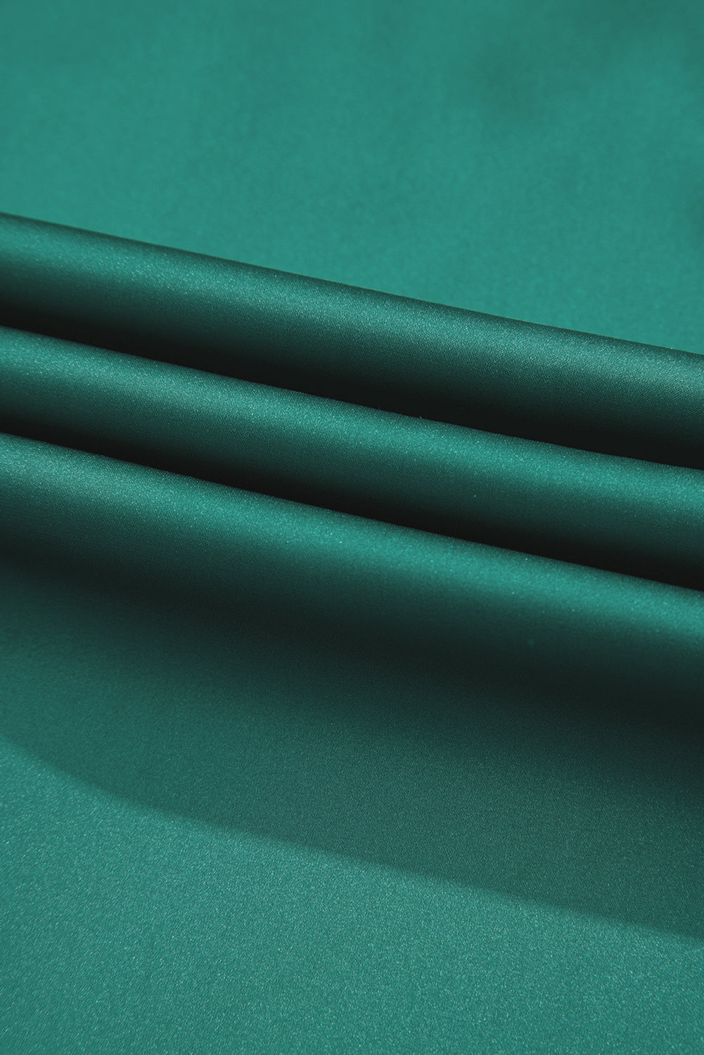 Evergreen - Mini-robe droite sans manches en satin avec nœud papillon-A WOMAN WE LOVE