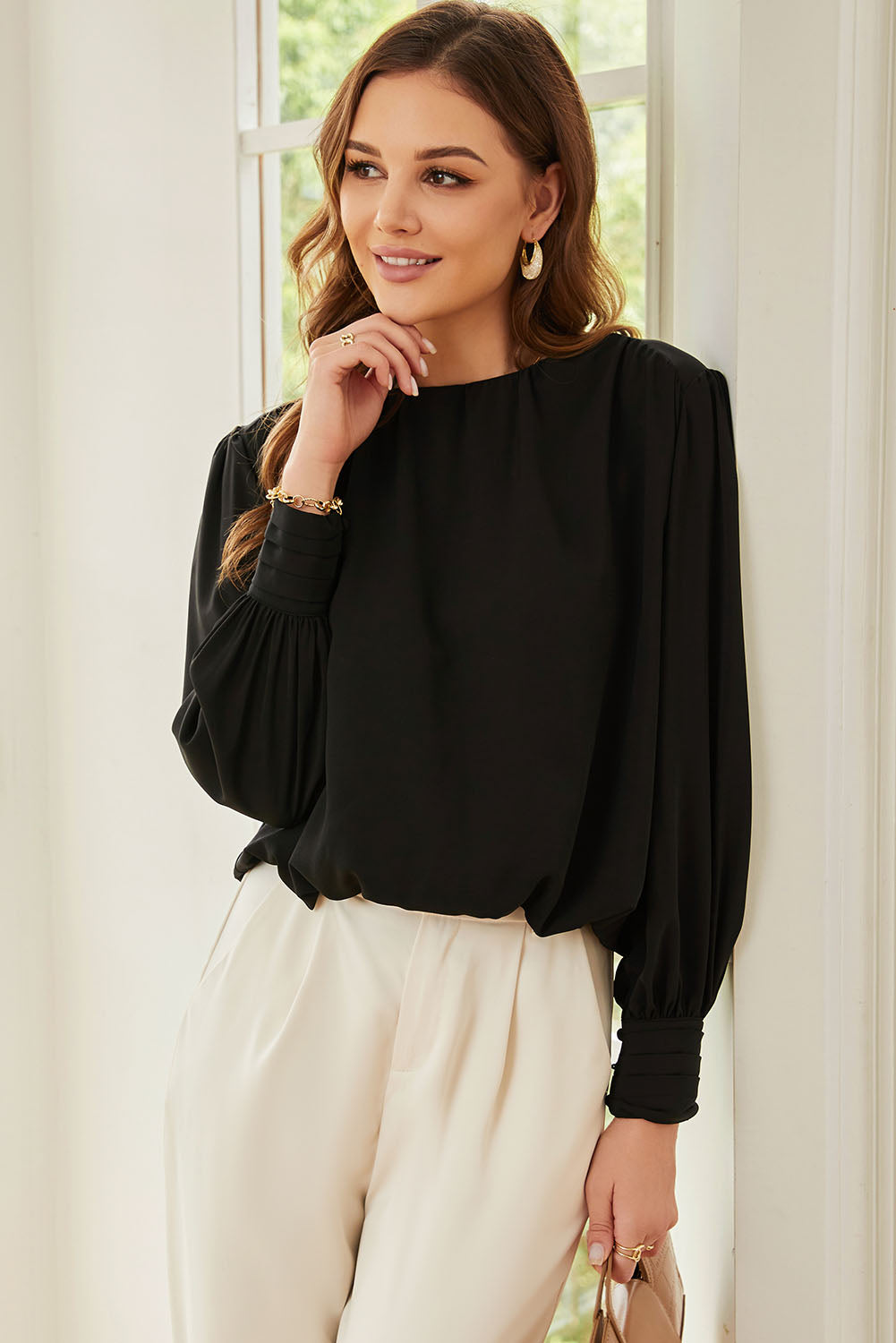 Chemisier ample plissé noir avec épaules rembourrées et poignets boutonnés-A WOMAN WE LOVE