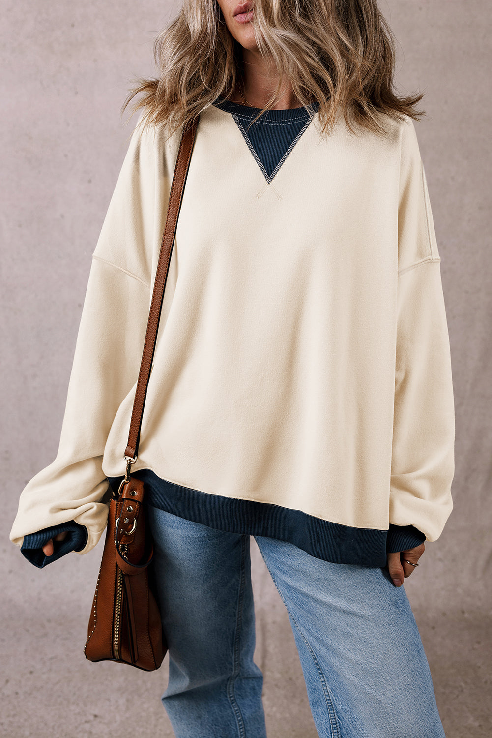 Sudadera blanca de gran tamaño con hombros y parche de bloque de color