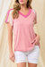 Camiseta rosa con cuello en V y costuras expuestas