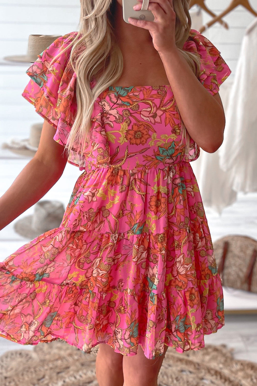 Vestido de flores rosa con cuello cuadrado y mangas de volantes