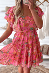 Vestido de flores rosa con cuello cuadrado y mangas de volantes