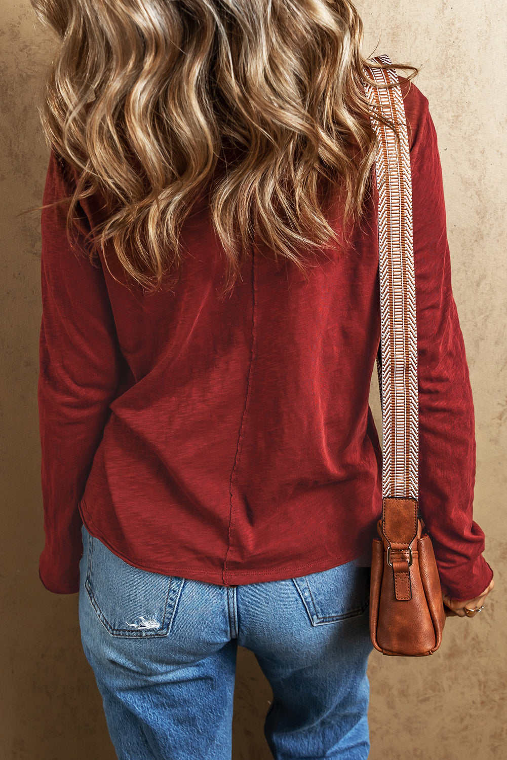 T-shirt à manches longues et col en V en bois de santal rouge avec couture centrale