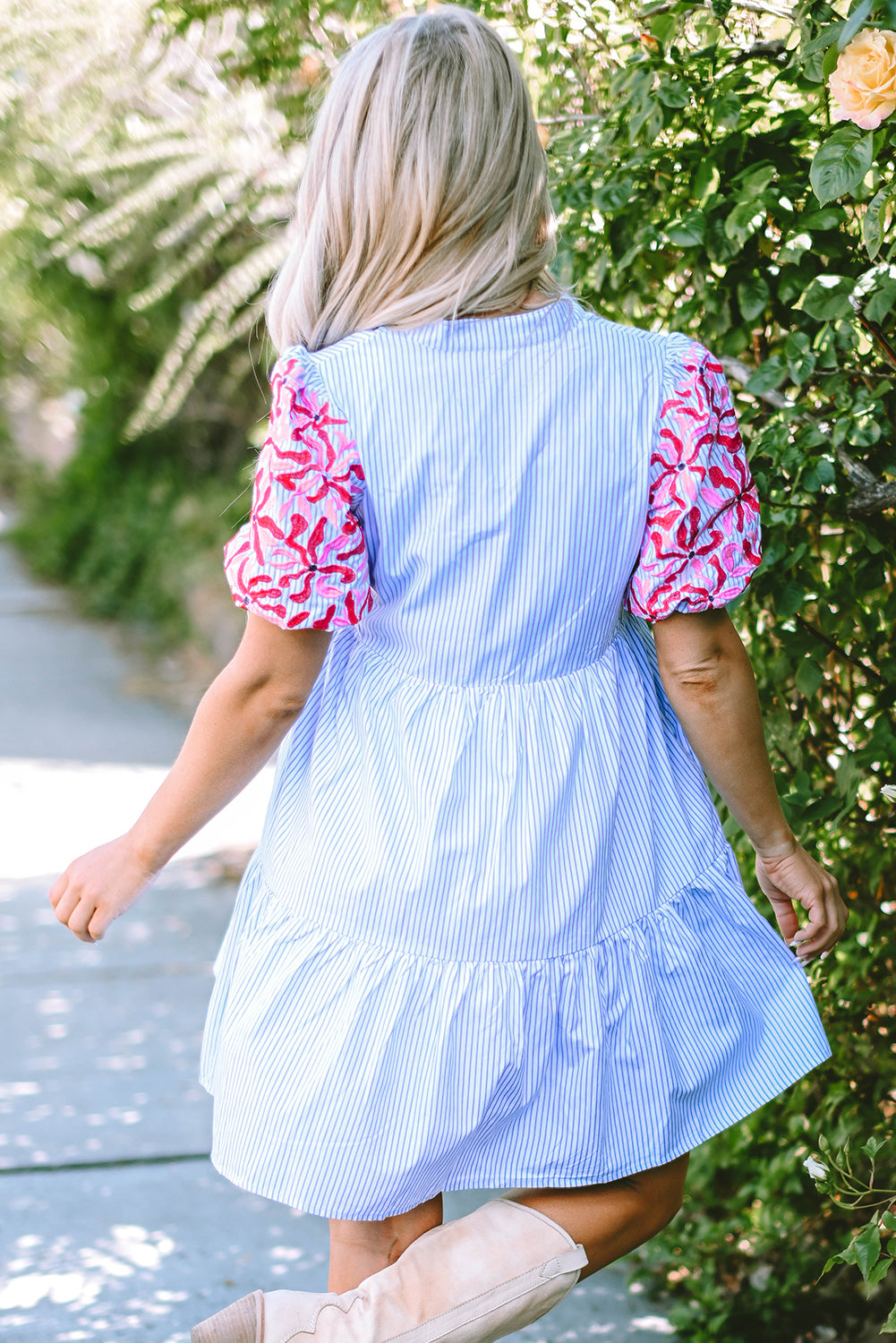 Himmelblauer Streifenkontrast Blumenpuffhülle abgestufte Rüschenkleid