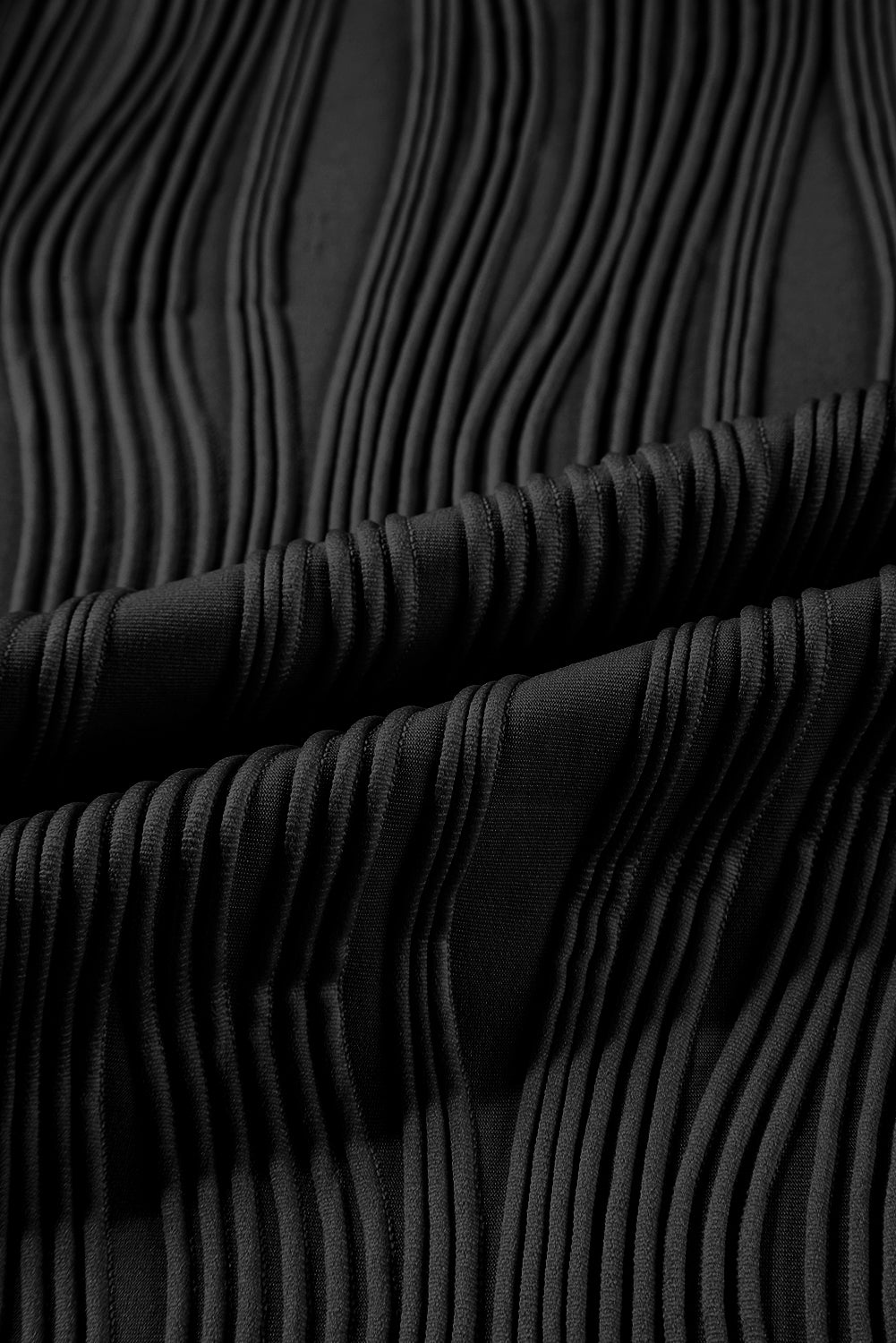 Haut noir texturé ondulé à manches longues et col rond