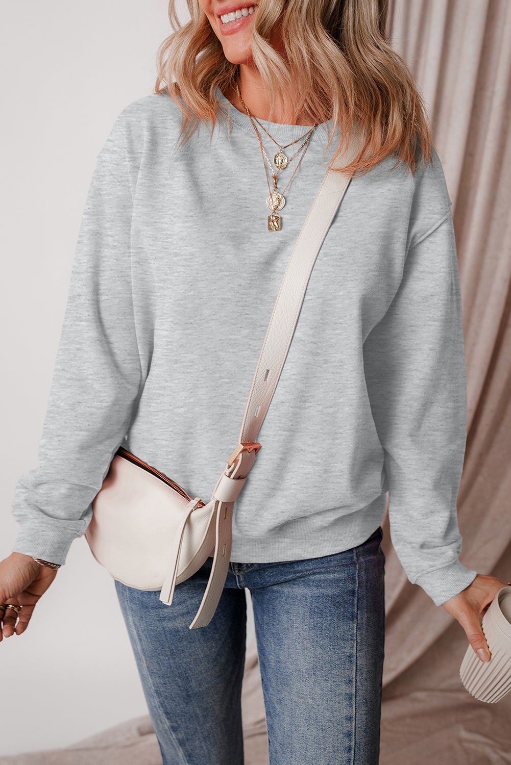 Sudadera gris en tela de esponja con hombro caído forrado con vellón liso