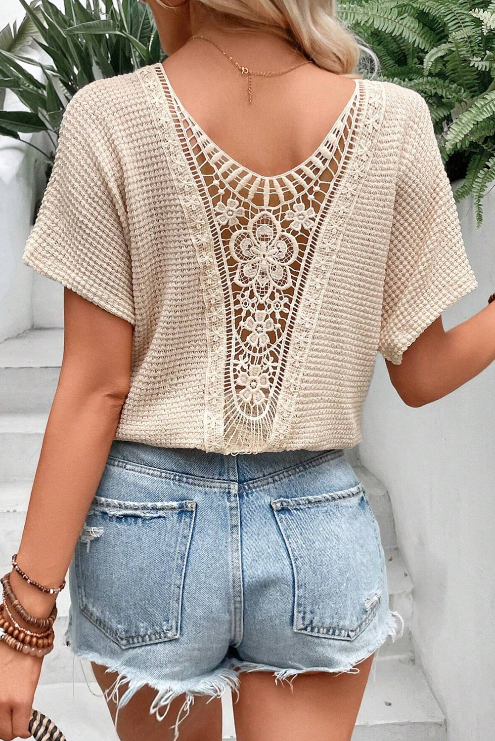 Camiseta texturizada con parche en la avena de encaje