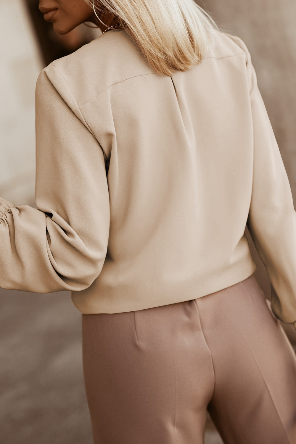 Chemise kaki à col ras du cou et poignets extensibles froncés-A WOMAN WE LOVE